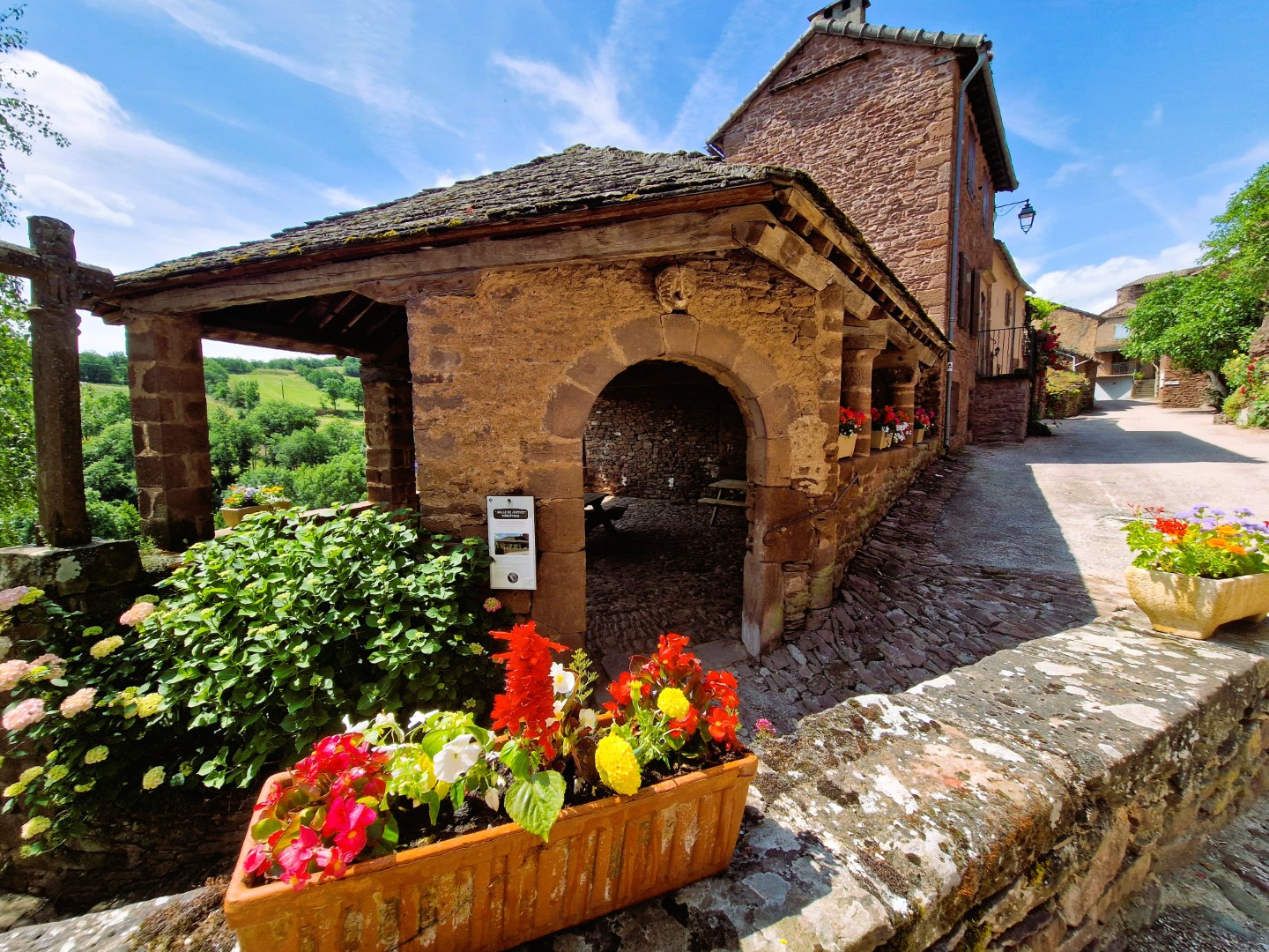 Lire la suite à propos de l’article Le pont et le village de Combret en fleurs