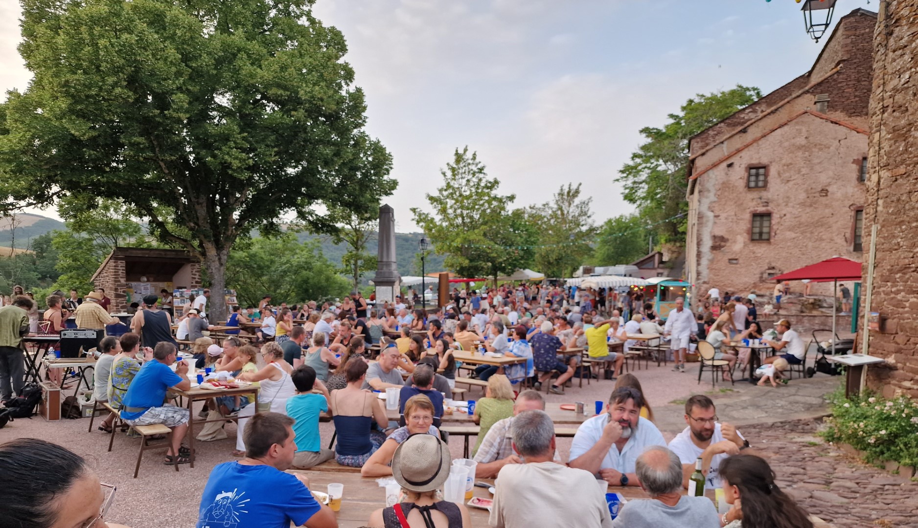 Lire la suite à propos de l’article Les Mardis d’Été à Combret : marchés nocturnes gourmands, musique et convivialité !