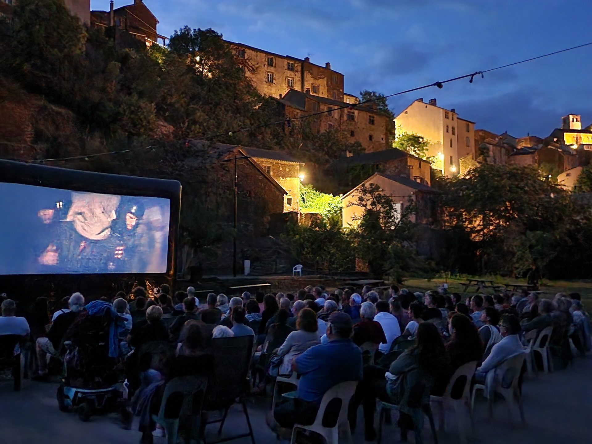 Lire la suite à propos de l’article Une soirée cinéma sous les étoiles : Jurassic World Renaissance s’invite à Combret !