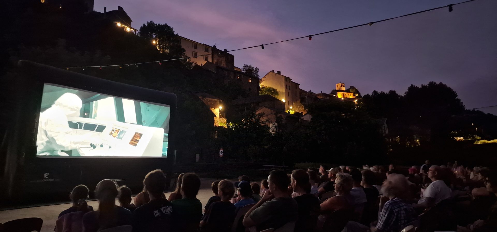 Lire la suite à propos de l’article Succès du cinéma en plein air à Combret