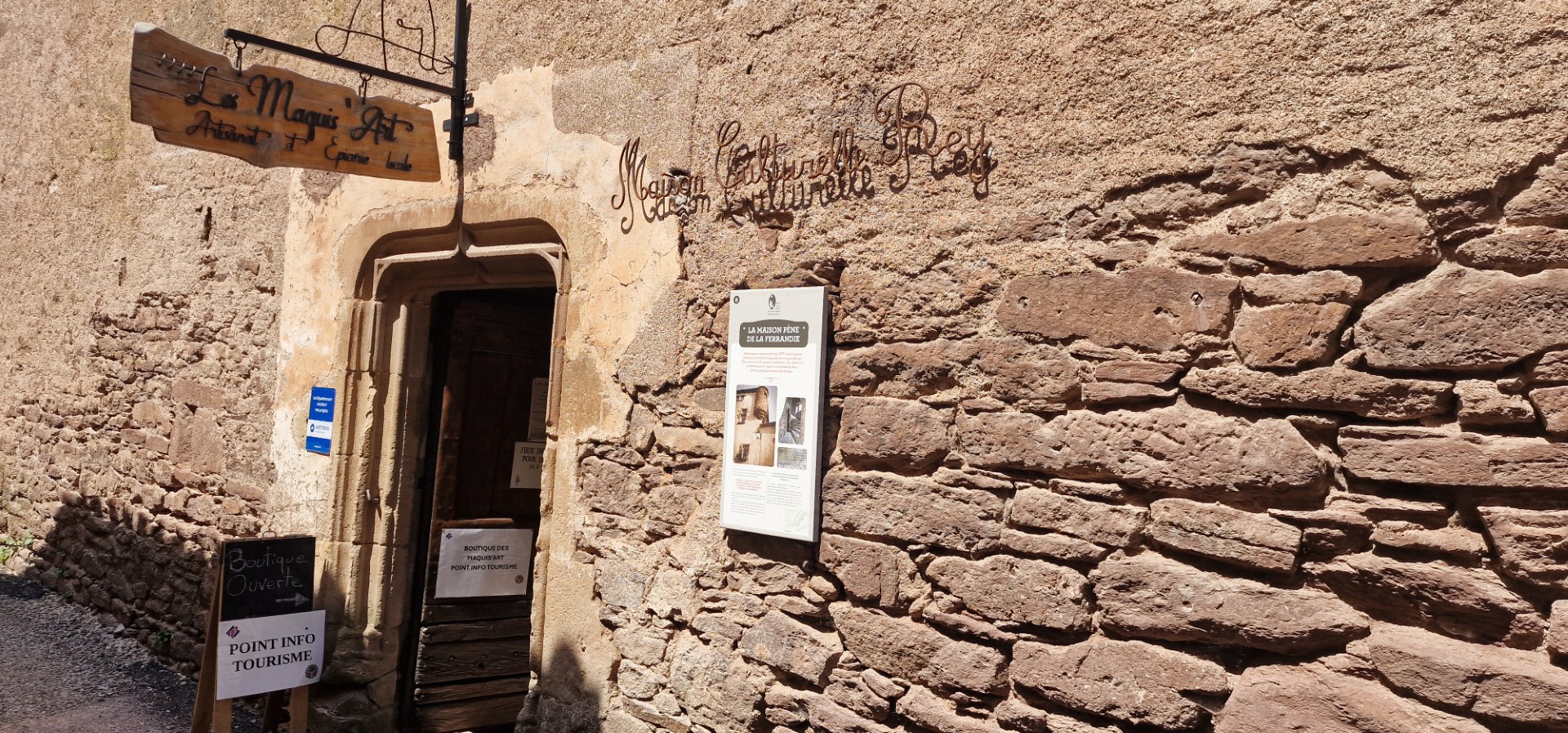 Lire la suite à propos de l’article La boutique artisanale de Combret : vitrine des talents locaux